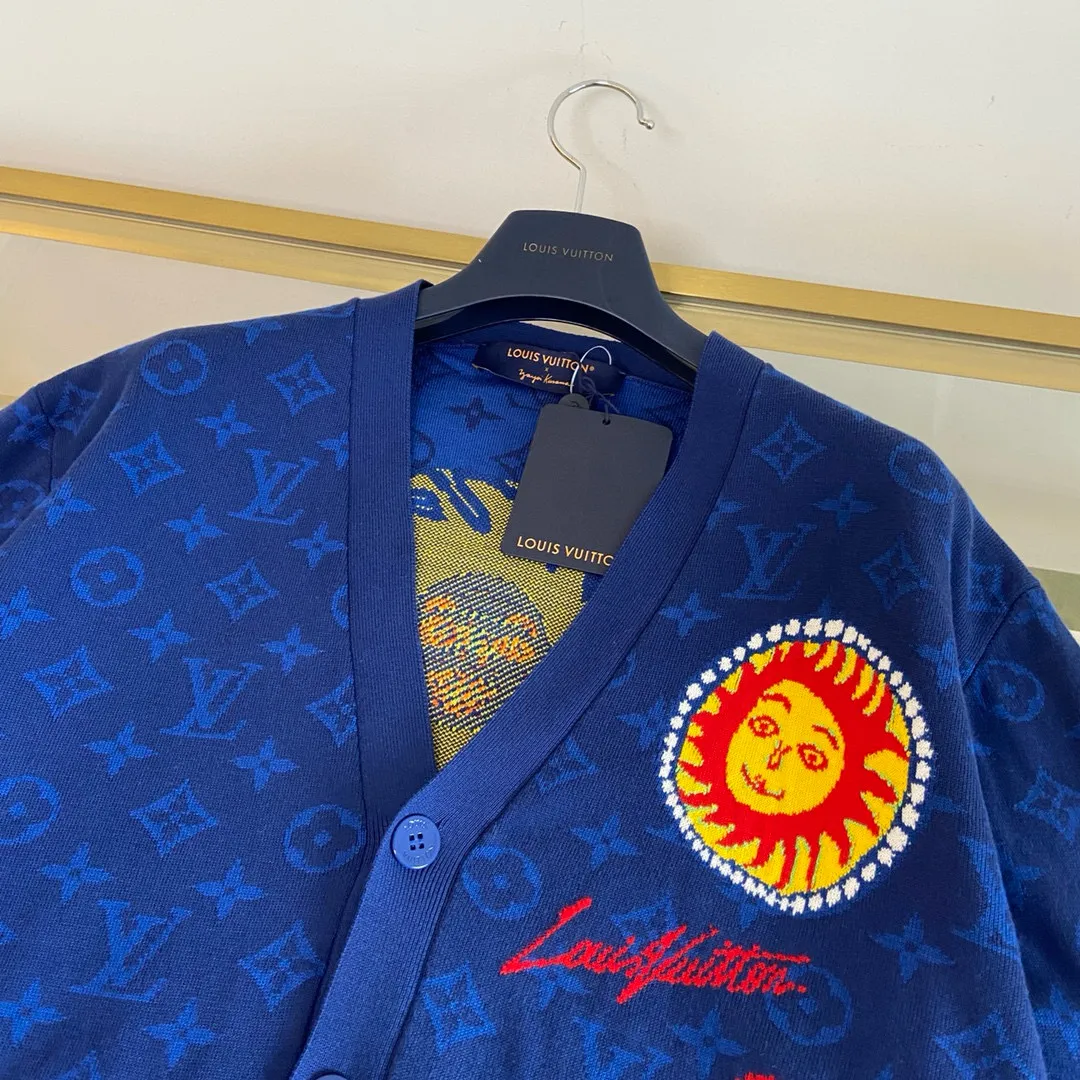🅿️630 🀄️ Louis Vuitton Louis Vuitton exclusive edition new arrival🔥All network ceiling LV x YK MONOGRAM face pattern knitted cardigan This cardigan is from the Louis Vuitton The brand logo is embellished on the left chest. Cotton knitting brings a comfortable texture. The same style for men and women. You can buy one-to-one items on the official website.